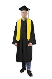 Мантия бакалавра с жёлтым галстуком и шапочкой