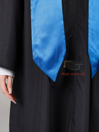 Мантия выпускника бакалавра с синим галстуком и шапочкой
