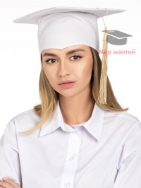 Белая шапочка выпускника конфедератка с кисточкой