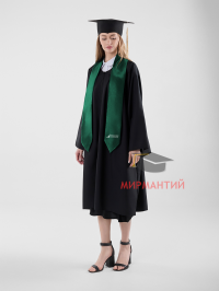 Мантия выпускника бакалавра с темно-зелёным галстуком