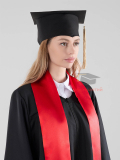 Мантия выпускника бакалавра с красным галстуком