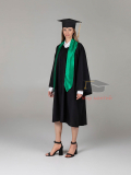 Мантия выпускника бакалавра с зелёным галстуком