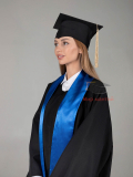 Мантия выпускника бакалавра с синим галстуком и шапочкой