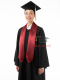 Мантия выпускника бакалавра с бордовым галстуком и шапочкой