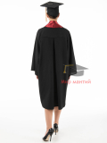 Мантия выпускника бакалавра с бордовым галстуком и шапочкой